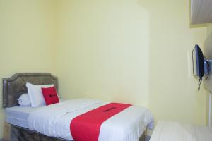 Postel nebo postele na pokoji v ubytování RedDoorz Syariah near Jogja City Mall 2