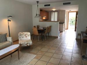 a living room and kitchen with a table and chairs at Alfaz del Sol in L’Alfàs del Pi