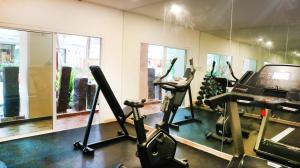 Fitness centrum a/nebo fitness zařízení v ubytování Aiyaree Place Hotel SHA PLUS