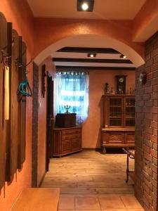 un pasillo en una casa con una ventana y una mesa en Souterrain mit rustikalem Charme nur für Euch!, en Rabenau 5 fotos más
