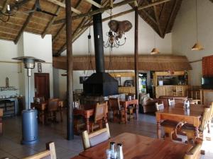 Reštaurácia alebo iné gastronomické zariadenie v ubytovaní Elephants Footprint Lodge