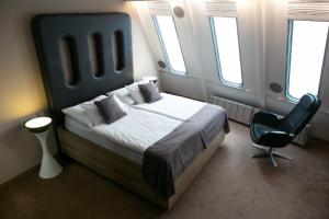 En eller flere senger på et rom på Hotel Ještěd