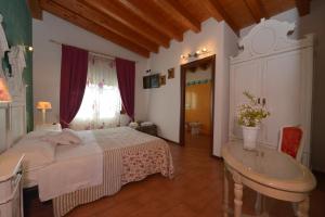 una camera con letto, tavolo e finestra di Girelli Sorelle a Bussolengo