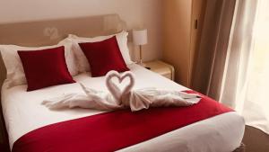 Postel nebo postele na pokoji v ubytování Bealey Plaza Motel