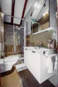 Dimora Picco Bello في تروغير: حمام مع حوض وحوض استحمام ومرحاض