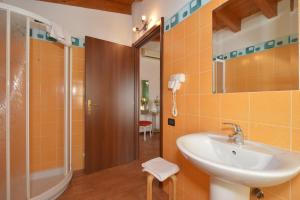 een badkamer met een wastafel en een douche bij Girelli Sorelle in Bussolengo