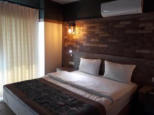 A bed or beds in a room at THE SARIGERME INN