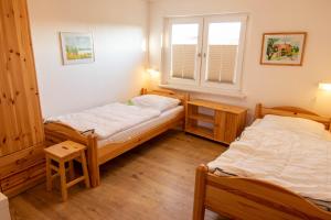 a bedroom with two beds and a window at Ferienwohnung Sonnenseite in Freest