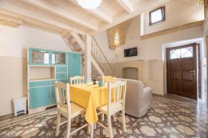 une salle à manger avec une table et des chaises jaunes dans l'établissement Conte Luxury Apartment by Salento Affitti, à Racale