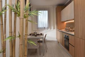 a small kitchen with a table and a table sidx sidx sidx sidx at Residence Al Barcon in Sarcedo
