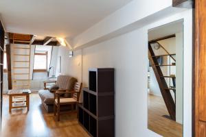 sala de estar con sofá, silla y escalera en CityCosy Strasbourg - Budget St Thomas Serruriers, en Estrasburgo