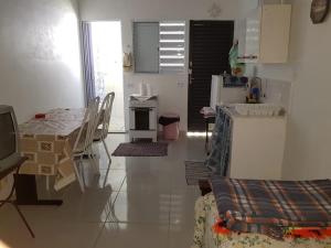uma cozinha e sala de jantar com uma mesa e um frigorífico em Casa Prox Camara Municipal em Campinas