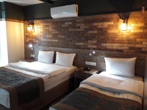 A bed or beds in a room at THE SARIGERME INN