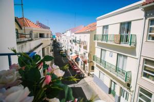 uma vista para uma rua da cidade com edifícios em Top Floor Beach Apartment by Silver Prop na Nazaré