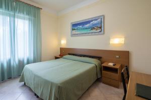 Postel nebo postele na pokoji v ubytování Hotel Astor Victoria