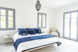 Tempat tidur dalam kamar di Maison Suisse with sea view in Spetses town