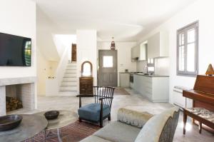 Khu vực ghế ngồi tại Maison Suisse with sea view in Spetses town