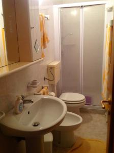łazienka z umywalką i toaletą w obiekcie Villa nel cuore del Salento w mieście Ruffano