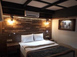 A bed or beds in a room at THE SARIGERME INN