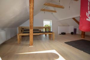 Zimmer mit einer Holzbank im Dachgeschoss in der Unterkunft Villa Rosengarten in Fehmarn + 37 Fotos