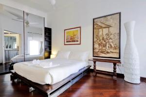 una camera con un grande letto e un dipinto sul muro di Clementina a Roma