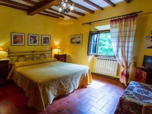 1 dormitorio con cama y ventana en Alloggio Villa Manini, en Scarperia