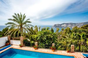 una piscina con vista al mar en Casa Vicente, en La Herradura