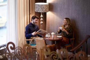 Hostia v ubytovaní Athens Zafolia Hotel