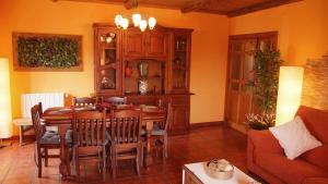 uma sala de estar com uma mesa e um sofá em La Casa de la Abuela Mari em Trescasas