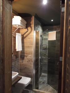 A bathroom at THE SARIGERME INN