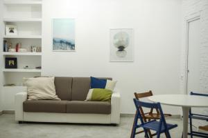 拿坡里的住宿－La Maisonette at DUOMO，客厅配有沙发和桌子