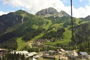 een uitzicht op een bergvallei vanaf een skilift bij Sonnenalpe Apartments Nassfeld in Sonnenalpe Nassfeld