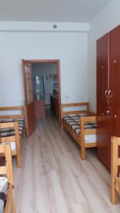 1 habitación con 2 literas y 1 habitación con cocina en Hostel Vitan, en Leópolis