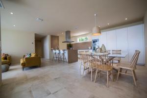 A kitchen or kitchenette at VILLA GALI