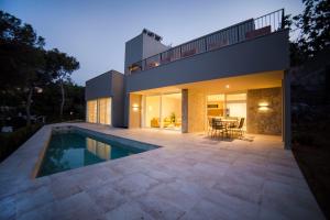 The swimming pool at or close to VILLA GALI