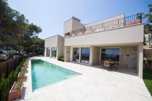 The swimming pool at or close to VILLA GALI