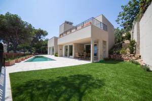 The swimming pool at or close to VILLA GALI