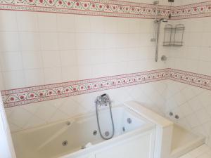 Das Bad ist mit einer Badewanne und einer Dusche ausgestattet. in der Unterkunft B&B La Casa di Rita in Porto San Giorgio