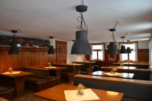 Reštaurácia alebo iné gastronomické zariadenie v ubytovaní Landhaus Bad Hopfreben
