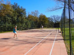 Tenis a/nebo squash v ubytování B&B El Ranxo nebo okolí
