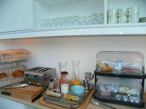 サン・ジョルジュ・ド・ディドンヌにあるHotel Colinetteのミキサーと食品を揃えたキッチンカウンター