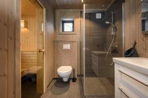 a bathroom with a toilet and a shower and a sink at Varden Fjellandsby Kvitfjell in Kvitfjell