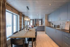 uma cozinha e sala de jantar com uma mesa de madeira em Varden Fjellandsby Kvitfjell em Kvitfjell