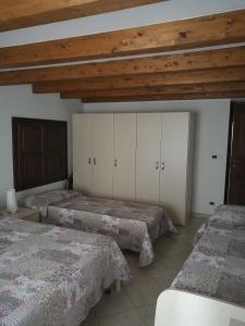 アオスタにあるAppartamento" Le Bourg 61" VDA CIR 0208の木製の天井が特徴のベッドルーム1室(ベッド3台付)