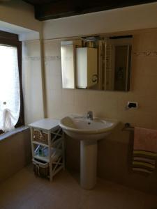 bagno con lavandino e specchio di Appartamento" Le Bourg 61" VDA CIR 0208 ad Aosta