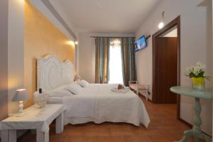 een slaapkamer met een groot wit bed en een raam bij Girelli Sorelle in Bussolengo