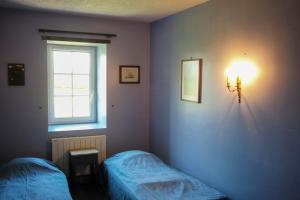 1 Schlafzimmer mit 2 Betten und einem Fenster in der Unterkunft Gîtes de la roblinière in Landevieille