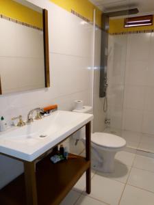 A bathroom at El Uru Suite Hotel