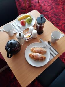 una mesa de madera con platos de comida. en Langroyd Hotel, en Blackpool