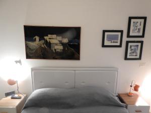 - une chambre avec un lit et une peinture murale dans l'établissement Seventy, à Sperlonga